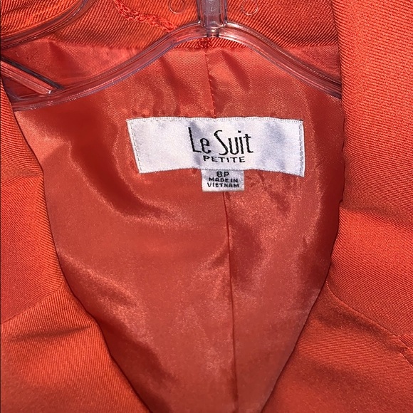 LESuit Coral Blazer 100% Polyester Like New. - Picture 2 of 6